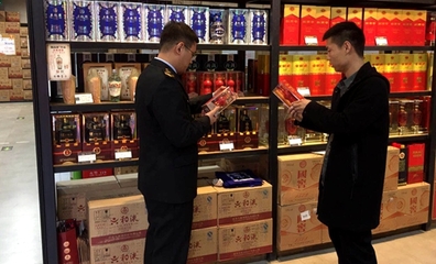 管城區(qū)金岱監(jiān)管所開展酒類專項檢查，強化信息管理服務